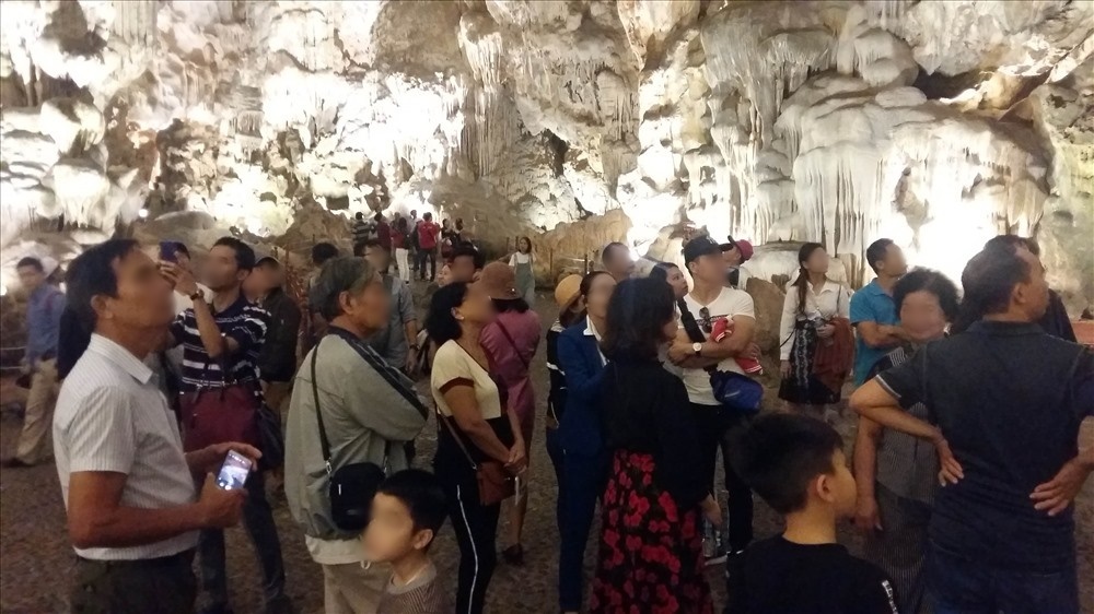  
Bên trong hang Đầu Gỗ có rất đông du khách tham quan (Ảnh: Lao Động)