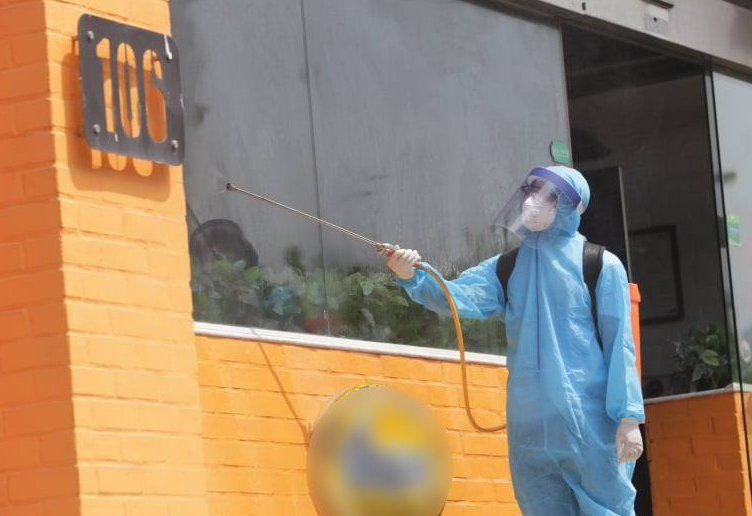 
Khu vực nhà hàng tại Hà Nội được phun khử khuẩn do có ca nghi nhiễm (Ảnh: Vnexpress)