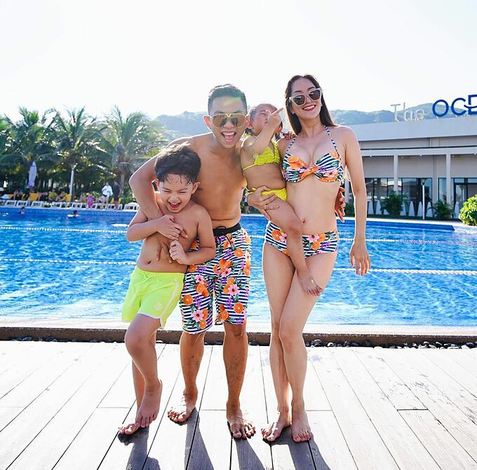 
Vợ chồng Khánh Thi - Phan Hiển đưa con đi du lịch hè, cặp đôi diện đồ bơi đôi thể hiện độ tình tứ. (Ảnh: FBNV)