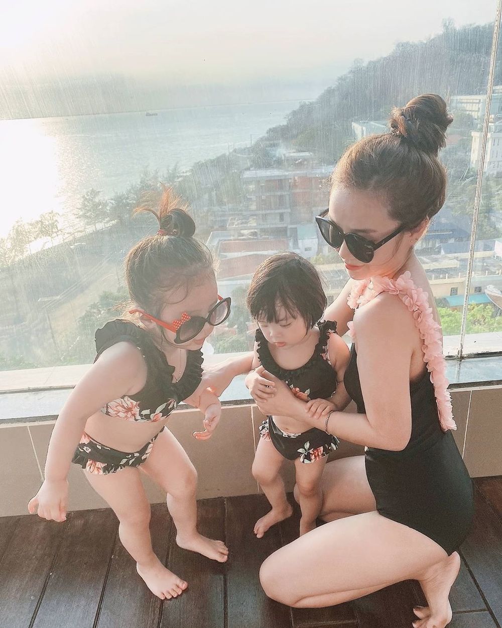  
Cô cùng hai con đi du lịch rất hạnh phúc. (Ảnh: Instagram)