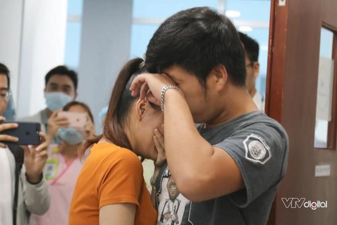  
Bố mẹ 2 bé bật khóc nhìn con vào phòng phẫu thuật (Ảnh: VTV)