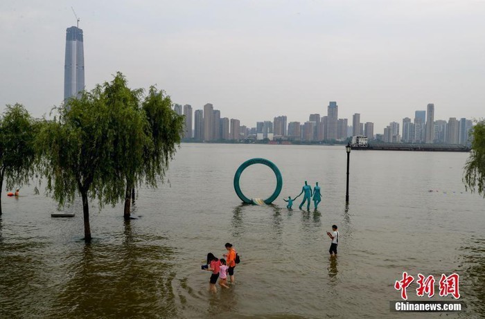  
Một số tỉnh thành ở Trung Quốc bị ngập nước, gây nên thiệt hại khá nặng nề. (Ảnh: Chinanews)