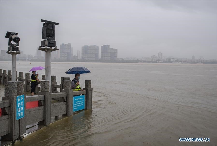  
Các chuyên gia thủy lợi đang theo dõi mực nước tại Vũ Hán vào hôm 6/7. (Ảnh: China Daily)