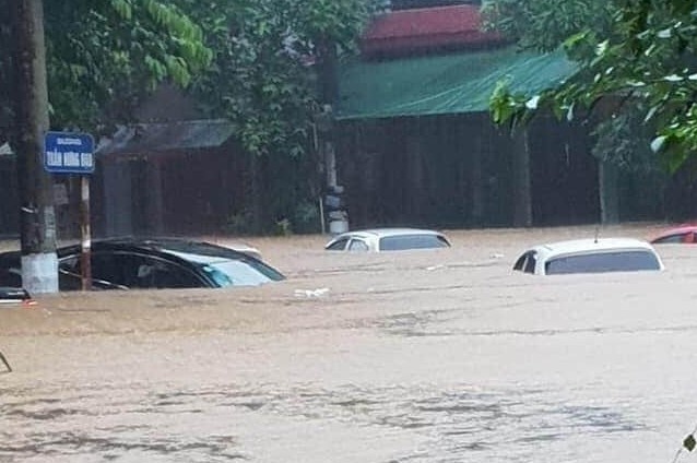  
Cơn mưa lớn trút xuống tại Hà Giang gây nên tình trạng ngập nặng trên nhiều tuyến đường. (Ảnh: Lao Động)