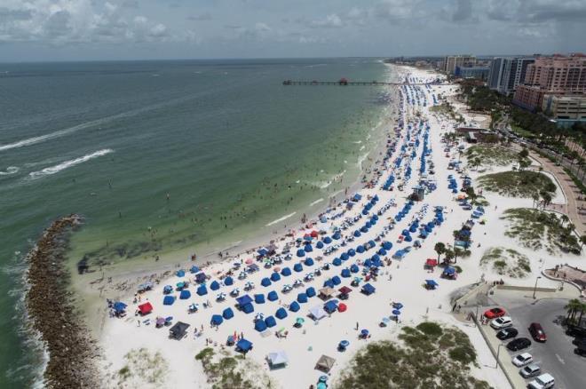  
Bãi biển ở Mỹ được phép mở cửa dù số ca mắc Covid-19 vẫn tăng cao (Ảnh: Reuters)