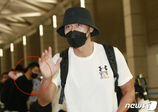  
Người đàn ông xuất hiện cùng Hyun Bin ở sân bay. (Ảnh: News1)
