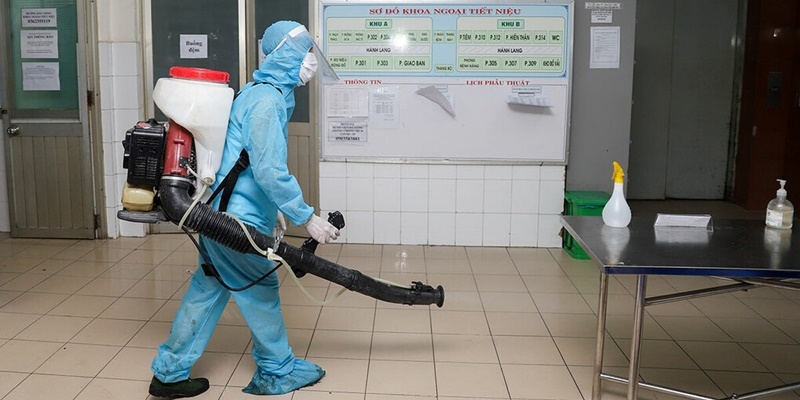  
Lực lượng quân đội phun khử trùng tại bệnh viện (Ảnh: VNExpress)
