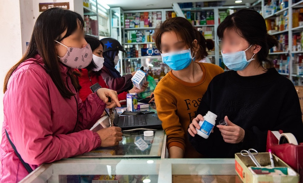  
Khách hàng đeo khẩu trang khi tới mua thuốc ở một quầy thuốc tại Hà Nội (Ảnh: VNExpress)