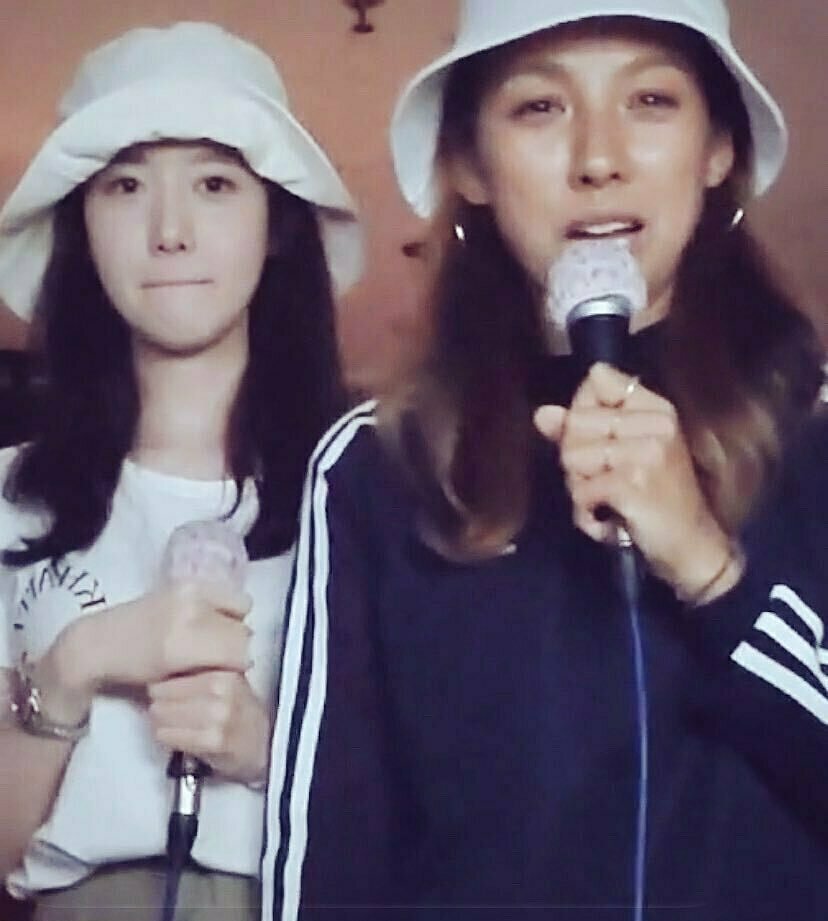  
Yoona và Lee Hyori đã cùng nhau đi hát karaoke khiến netizen bức xúc. (Ảnh: Cắt từ clip).