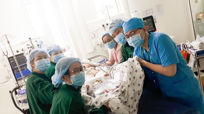  
Hai bé được các bác sĩ chăm sóc sau phẫu thuật (Ảnh: Zing)