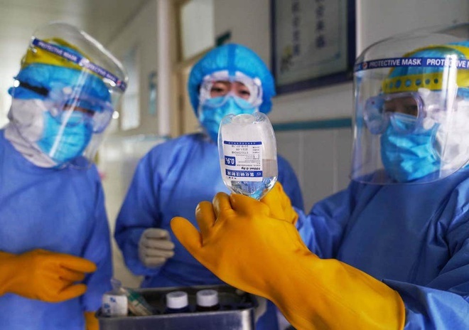  
Nhân viên y tế trang bị đồ bảo hộ để tránh lây nhiễm virus (Ảnh: Zing)