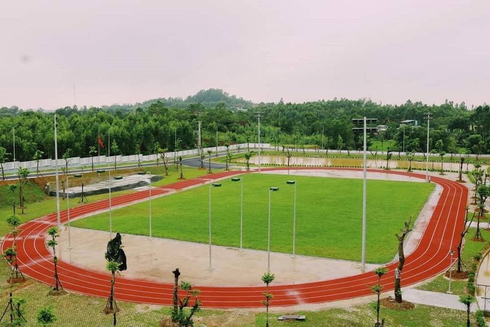  
Sân bóng đá tiêu chuẩn được hoàn thiện tốt cho các cuộc thi chạy thể thao (Ảnh: Đào Huy)