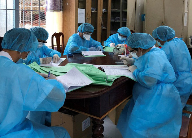 
Các y bác sĩ tại bệnh viện Lao và bệnh phổi Đắk Lắk. (Ảnh: Người Lao Động)