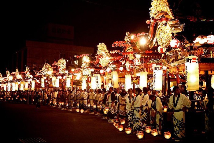 
Người dân Nhật thường tổ chức các lễ diễu hành tập thể vào ngày 14, 15, 16 tháng 7 âm lịch. (Ảnh minh hoạ - Hachi_)