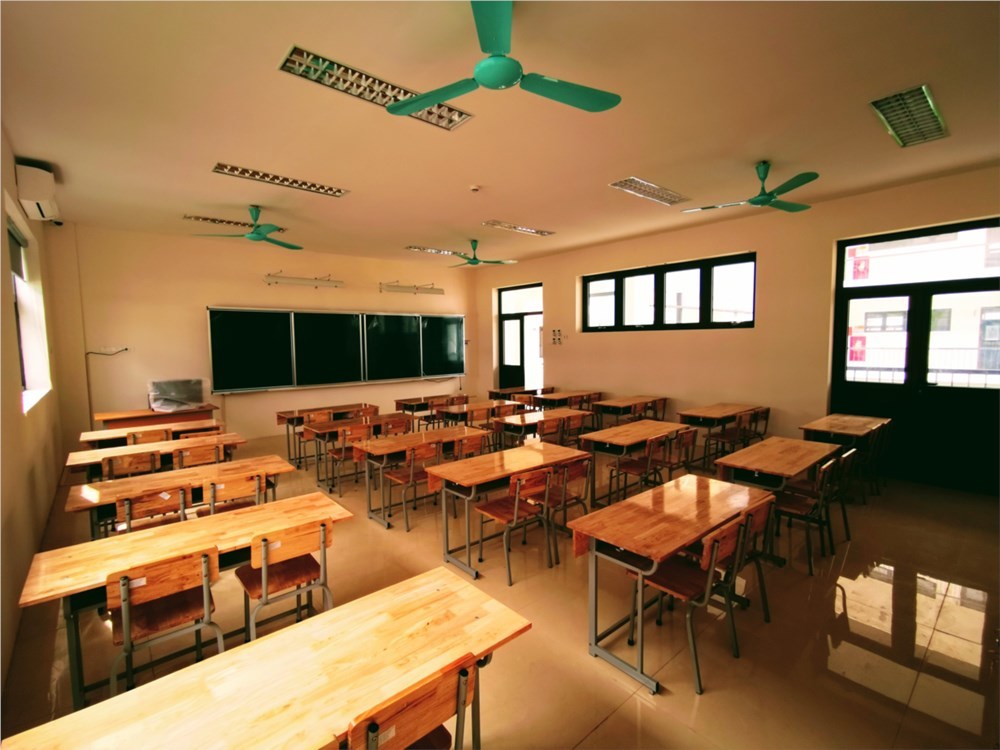  
Phòng học có từ 35 đến 40 chỗ, mỗi bàn giáo viên được trang bị máy tính cấu hình cao. Trong phòng học còn có thêm tủ đựng đồ của học sinh, mỗi phòng học trang bị 2 điều hòa nhiệt độ - Ảnh: Tống Thanh Kiều