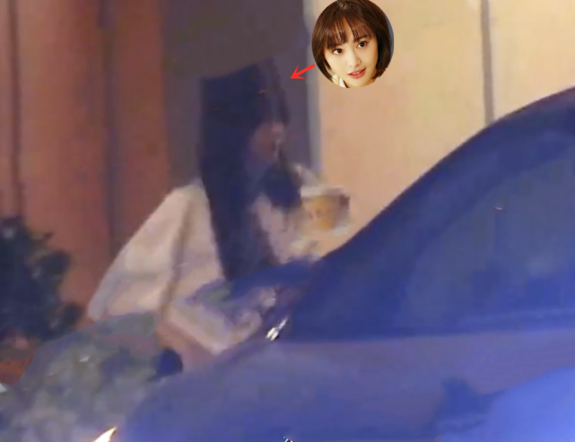  
Cô nàng di chuyển ra xe riêng (Ảnh Weibo)