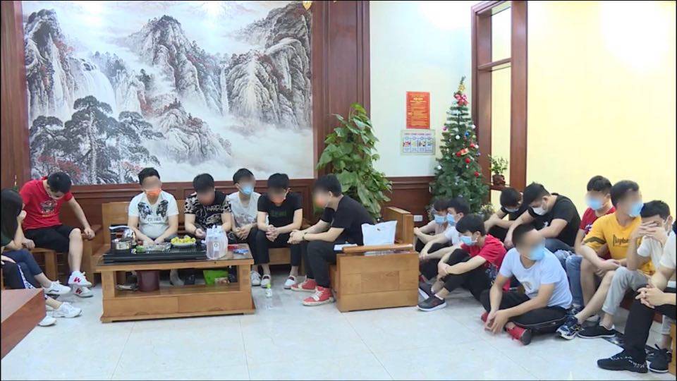  
20 người Trung Quốc cả nam lẫn nữ ở khách sạn từ 4/8 (Ảnh: Công An Bắc Ninh)