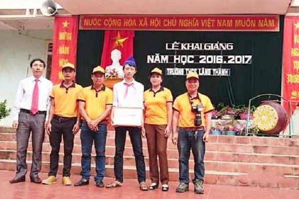  
Đại diện Nhóm HTNA, các nhà hảo tâm trao sổ tiết kiệm cho em Hoàng Viết Hậu tại Lễ khai giảng năm học mới 2016-2017.