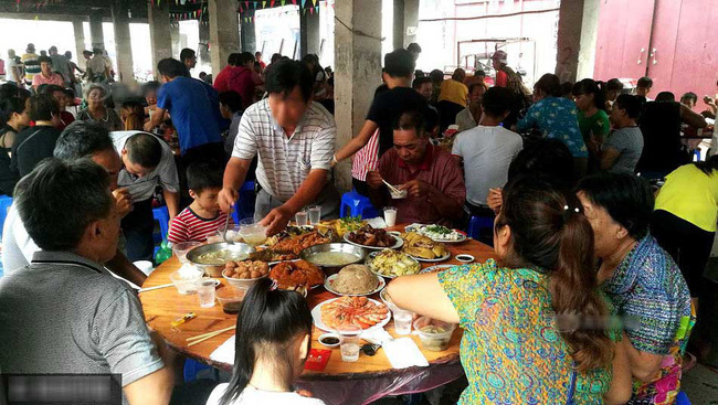  
Các bữa ăn cỗ của người Việt đều có những "luật bất thành văn" chỉ người Việt hiểu. (Ảnh minh hoạ - Tiin)