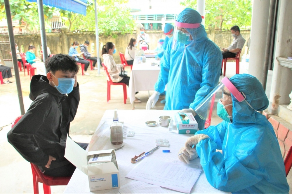  
Công tác khai báo y tế, xét nghiệm dịch tại Quảng Trị. (Ảnh: Công Thương)