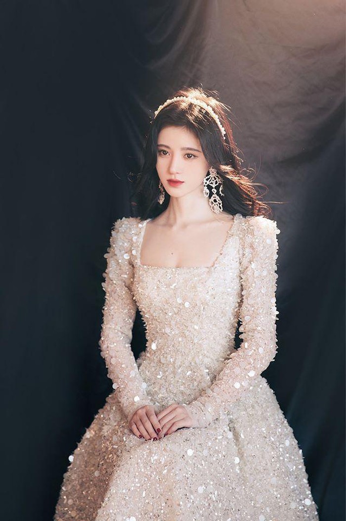  
Cúc Tịnh Y diện chiếc váy được cho là "độc nhất vô nhị" trên thế giới. (Ảnh: Weibo)