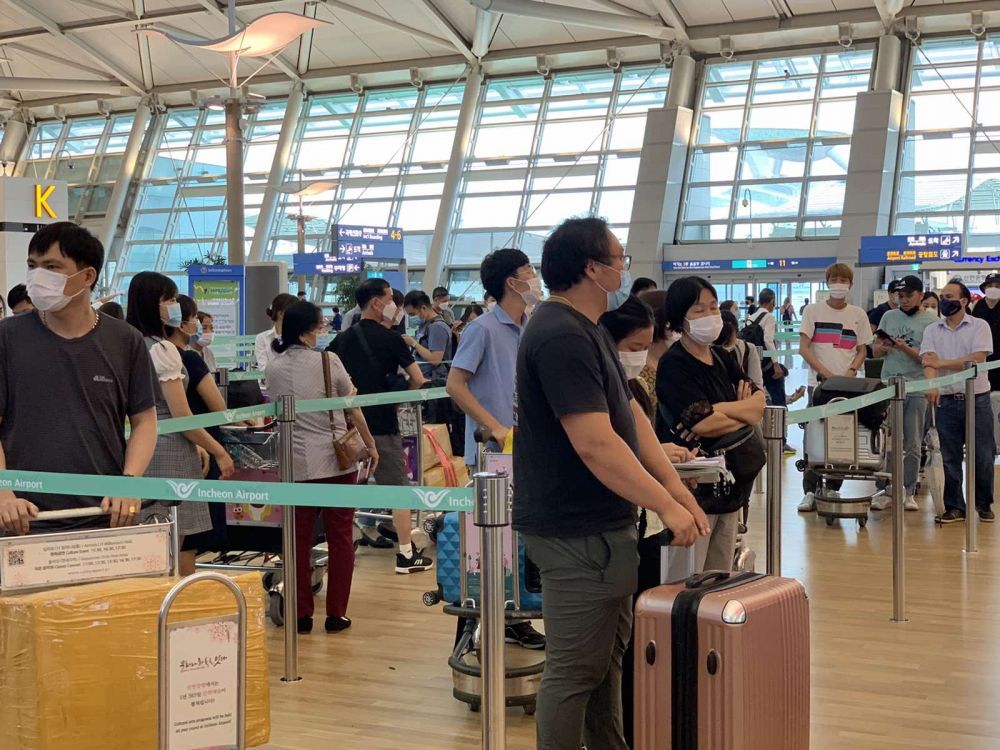 
Hành khách đeo khẩu trang ở sân bay Hàn Quốc. (Ảnh: Báo Quốc Tế)