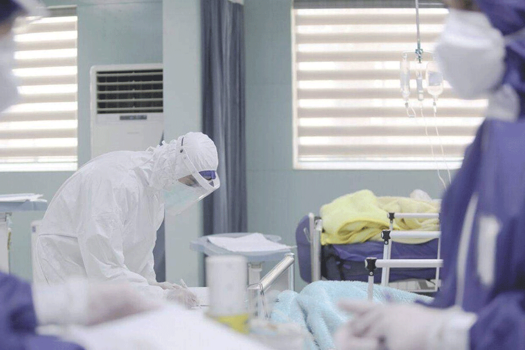 
Bác sĩ đang điều trị cho bệnh nhân Covid-19 nặng ở Đà Nẵng. (Ảnh: Thanh Niên)
