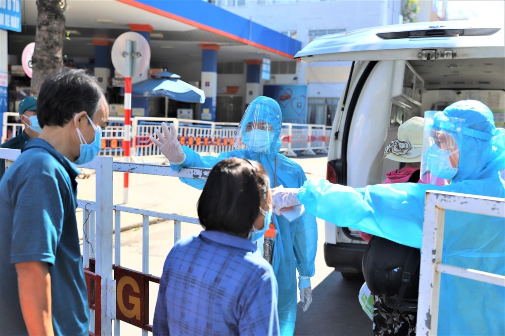 
Nhân viên y tế tại Việt Nam đang tiến hành đo thân nhiệt cho mọi người. (Ảnh: TTXVN)