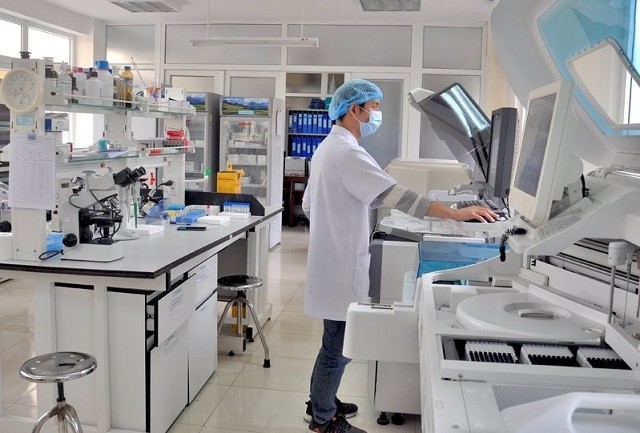  
Nhân viên y tế làm việc trong phòng xét nghiệm mẫu bệnh phẩm phát hiện Covid-19 (Ảnh: Báo Đà Nẵng)