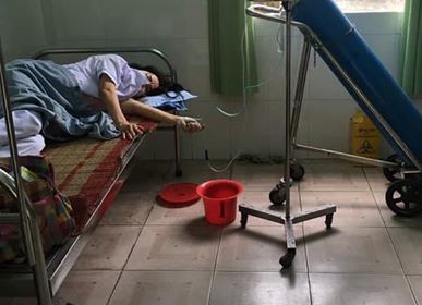 
Một nhân viên y tế tại Đà Nẵng kiệt sức, phải truyền nước và thở oxy. (Ảnh: Công An Nhân Dân)