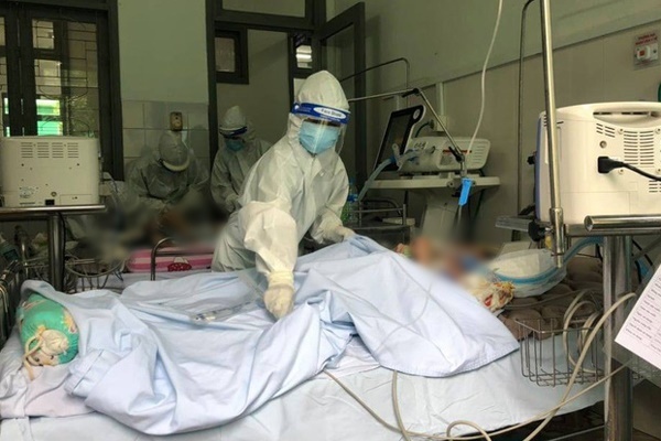 
Nhân viên y tế chăm sóc cho bệnh nhân Covid-19 (Ảnh: Vietnamnet)