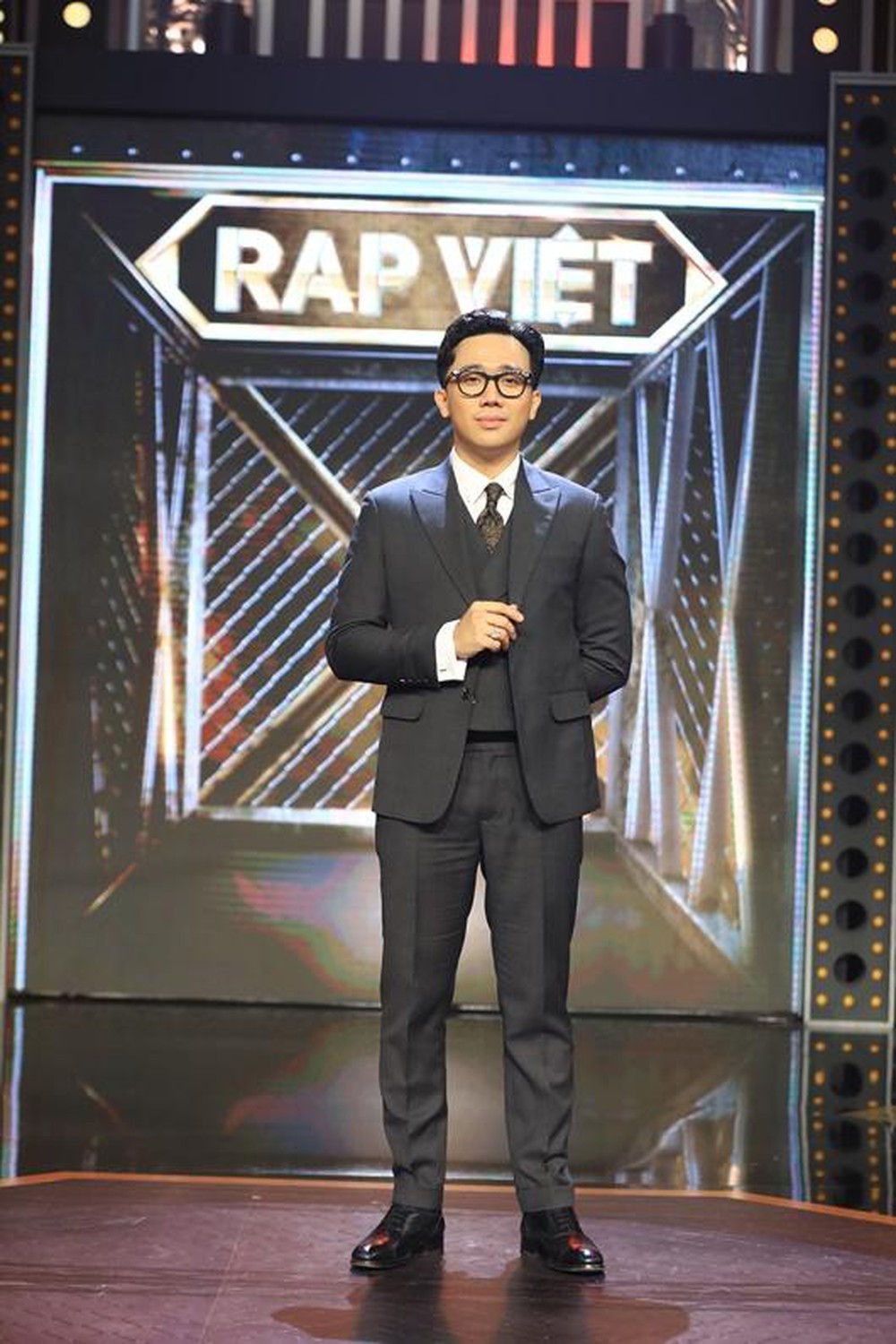 
Anh gây tranh cãi khi làm MC show Rap Việt. (Ảnh: FBNV)