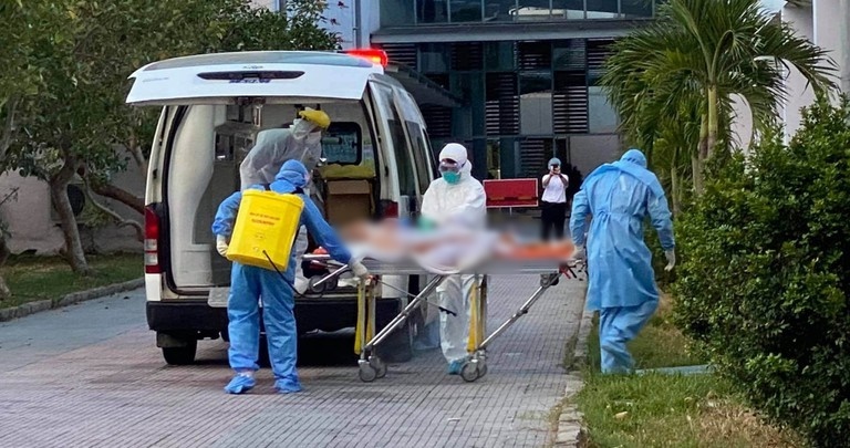 
Bệnh viện Trung ương Huế tiếp nhận bệnh nhân Covid-19 nặng từ Đà Nẵng chuyển ra. (Ảnh: Thanh Niên)