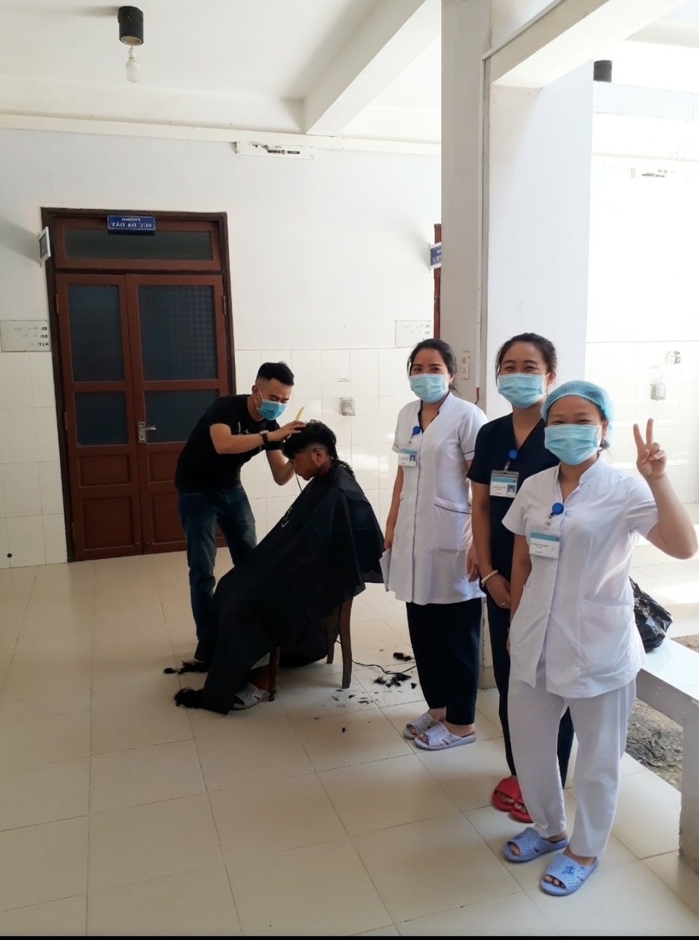 Ấm lòng hình ảnh y bác sĩ cắt tóc và chăm sóc cho người lang thang
