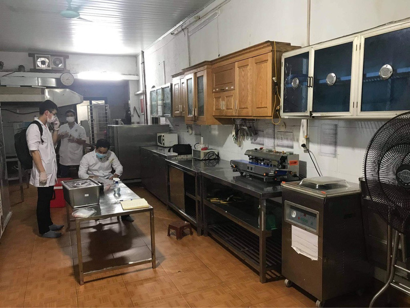  
Cơ quan chức năng tới cơ sở sản xuất pate Minh Chay để kiểm tra và lấy mẫu mang đi kiểm nghiệm (Ảnh: VTV)