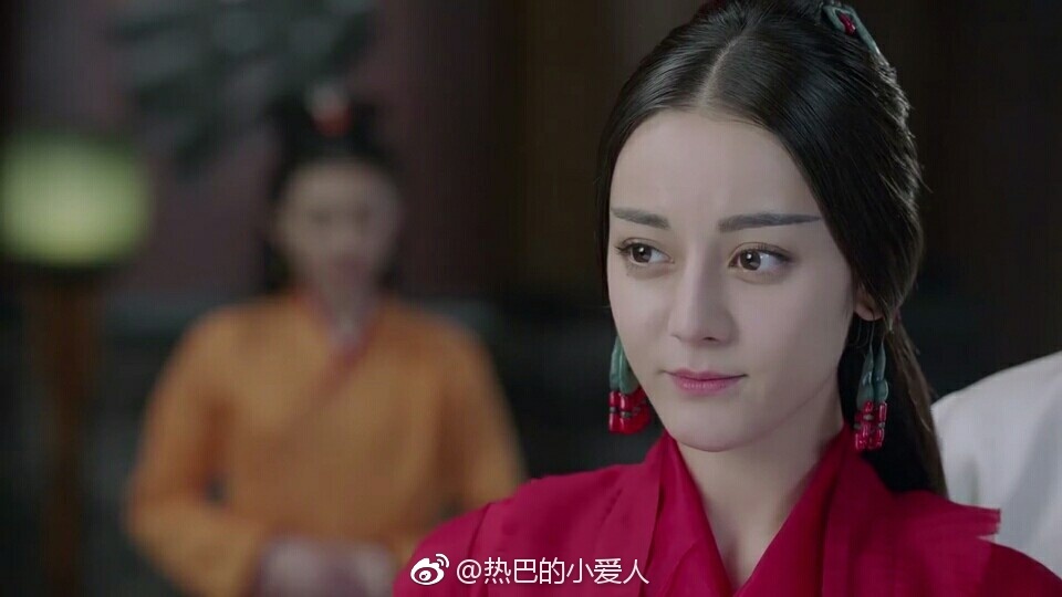  
Địch Lệ Nhiệt Ba gây tranh cãi khá nhiều khi liên tiếp được mời đóng phim cổ trang. (Ảnh: Weibo).