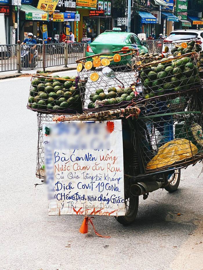  
Cận cảnh chiếc xe chở đầy ắp những giỏ cam cùng tấm biển bảng ghi những lời cổ vũ ý nghĩa (Ảnh: Nguyễn Quỳnh Anh)