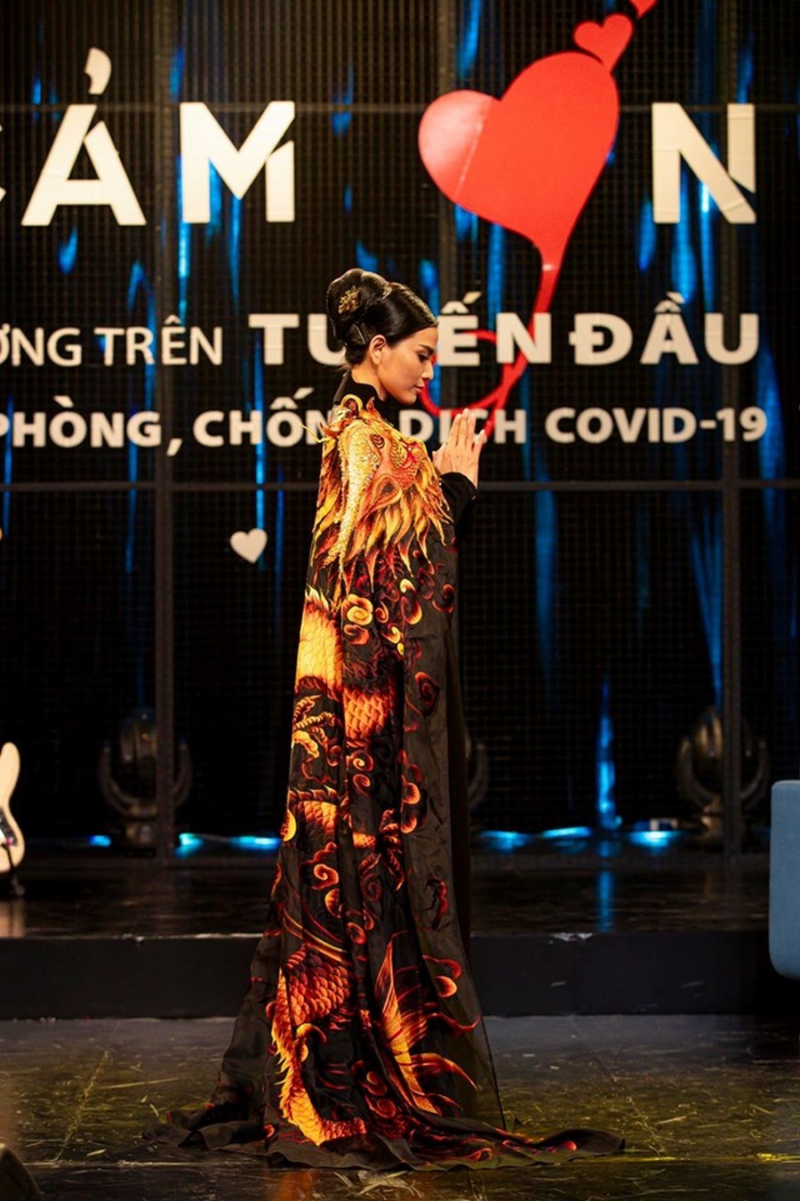  
Mẫu áo dài từ Cannes được nàng Hậu thể hiện trên sân khấu gây quỹ. (Ảnh: NVCC)