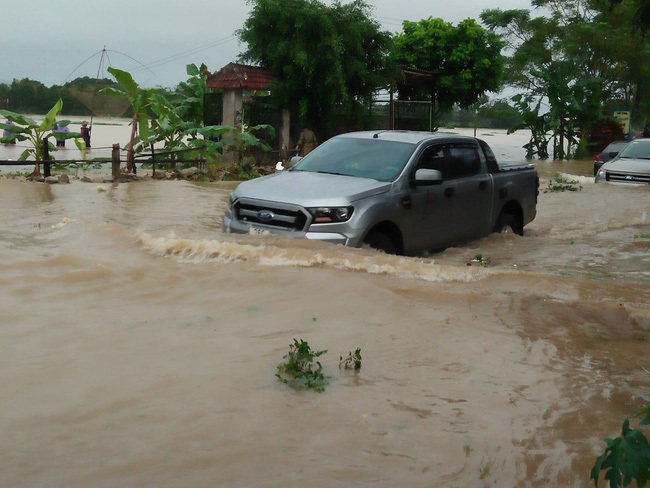  
Tuyến đường trong tình trạng ngập nặng do mưa lũ. (Ảnh: VietNamNet)