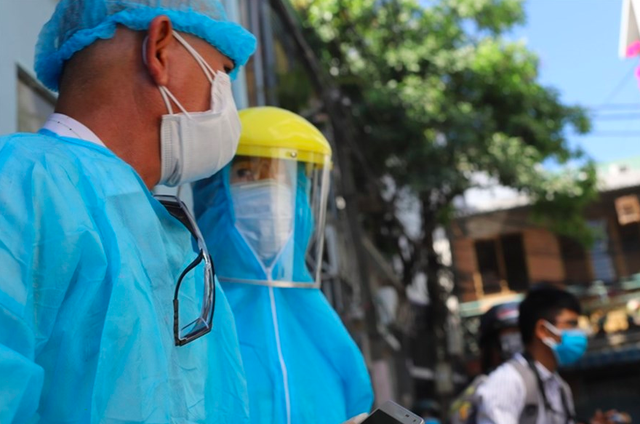 
Nhân viên y tế tại Việt Nam mặc đồ bảo hộ để phòng chống Virus Corona lây lan. (Ảnh: Bộ Y tế)