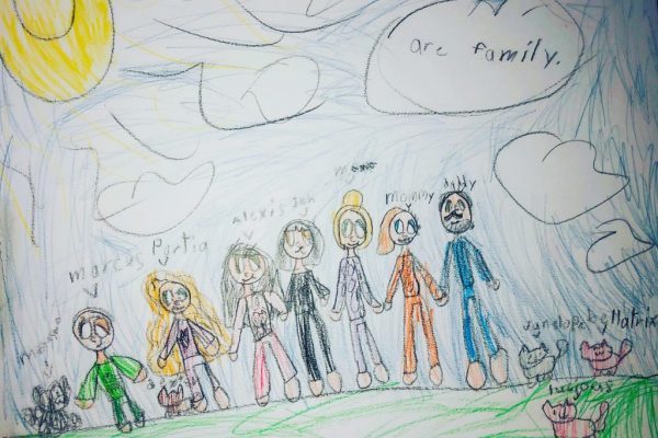  
4 đứa con của Kat còn vẽ lại ảnh gia đình 7 người bên nhau (Ảnh: Storytrender).