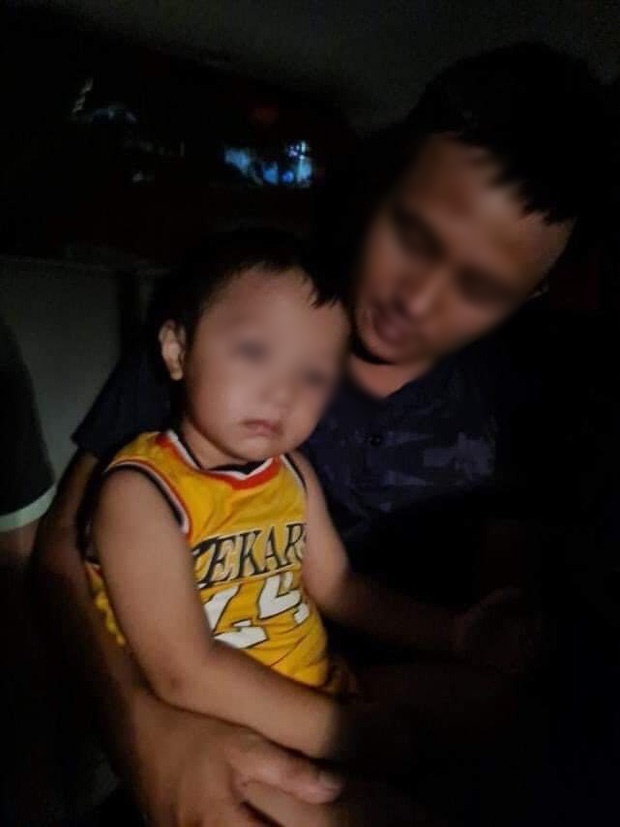  
Bé trai 2,5 tuổi được giải cứu sau 1 ngày tìm kiếm. (Ảnh: Thanh Niên)