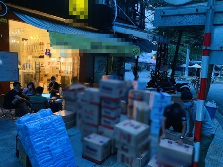  
Số hàng hóa được sắp xếp để vận chuyển từ Đà Nẵng tới Quảng Trị trong ngày 13/8 (Ảnh: Tuổi Trẻ Online)
