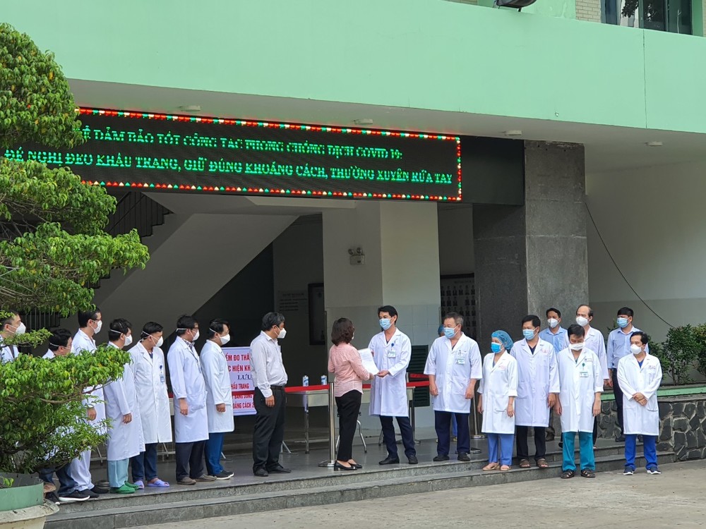  
Ban lãnh đạo Bệnh viện Đà Nẵng nhận quyết định gỡ bỏ hoạt động cách ly (Ảnh: Bộ Y tế)
