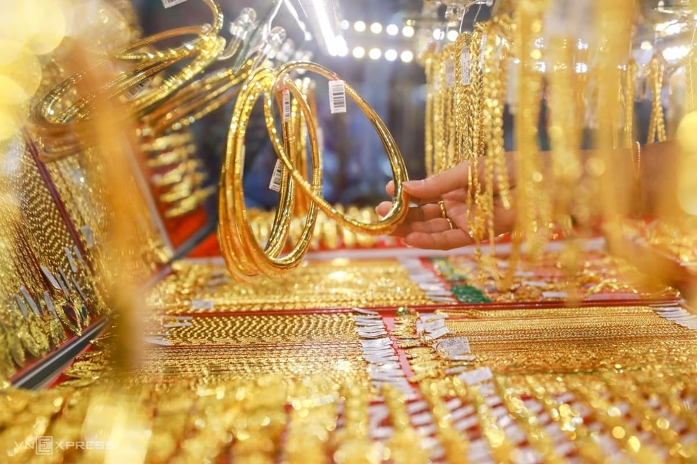  
Giá vàng trong nước ngày 25/8 giao dịch quanh mức 56 triệu đồng/lượng (Ảnh: VNExpress)