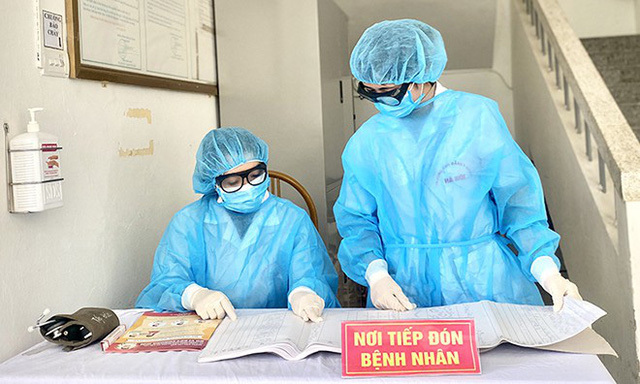  
Nhân viên y tế mặc đồ bảo hộ tại khu vực tiếp đón và hướng dẫn bệnh nhân (Ảnh: Bộ Y tế)