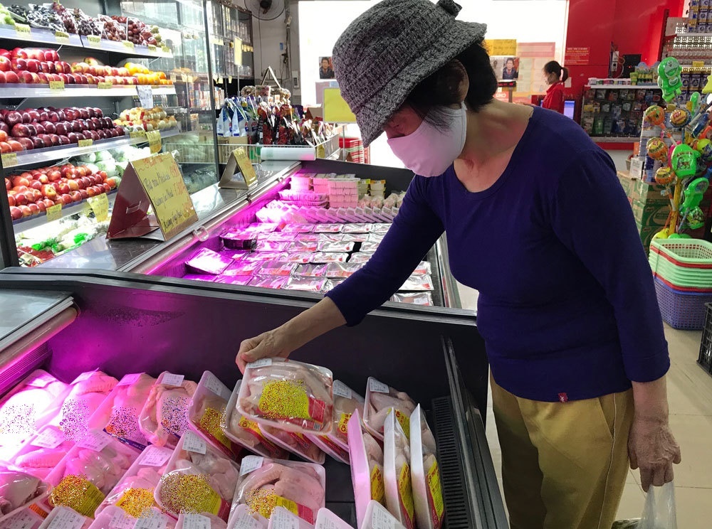  
Người tiêu dùng chọn mua thịt trong siêu thị (Ảnh: Hanoimoi)
