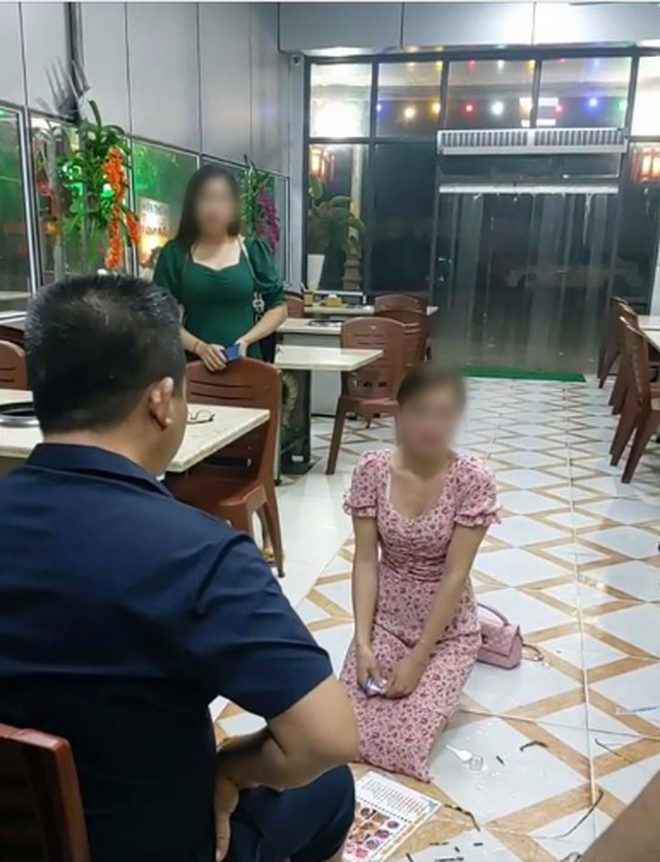  
Cô gái bị bắt quỳ dưới sàn xin lỗi chủ nhà hàng (Ảnh chụp màn hình)