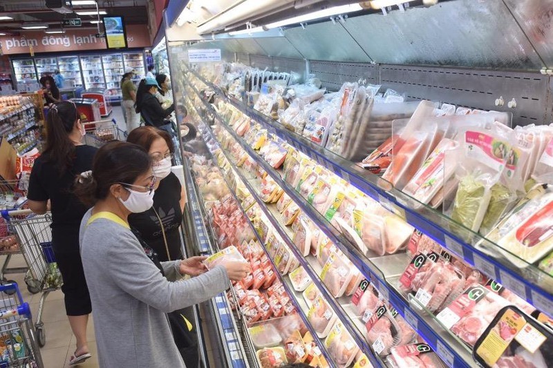  
Người tiêu dùng chọn mua thịt lợn ở siêu thị (Ảnh: Pháp luật Online)