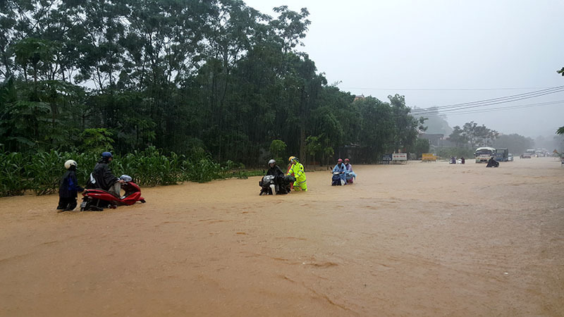  
Một tuyến đường bị ngập nặng sau mưa lũ (Ảnh: VTV)